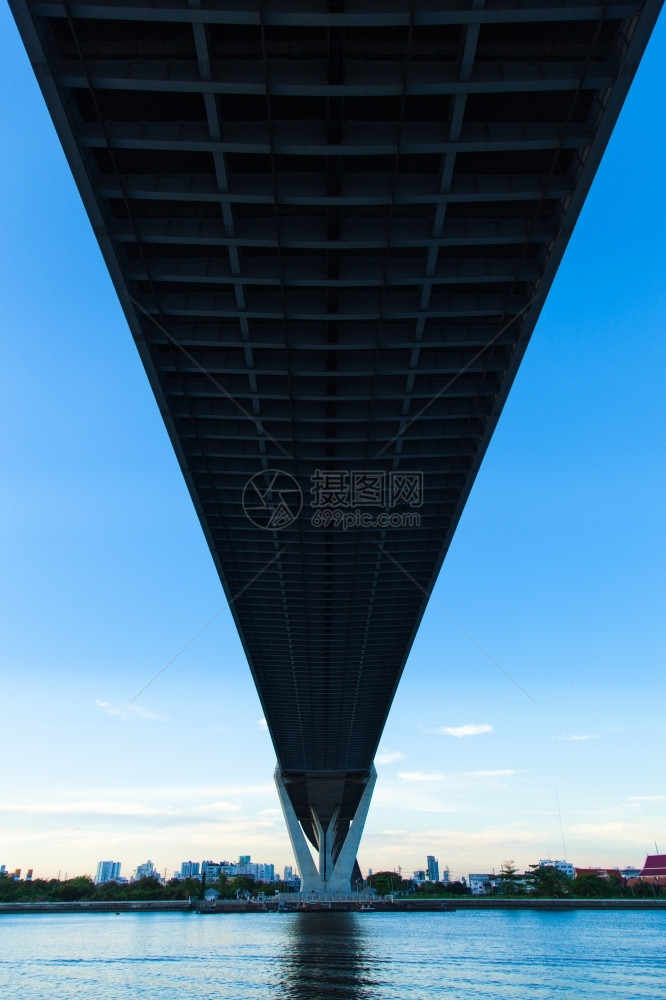 自然旅行横跨大水面的桥梁向蓝色天空反射城市大楼对面银行图片