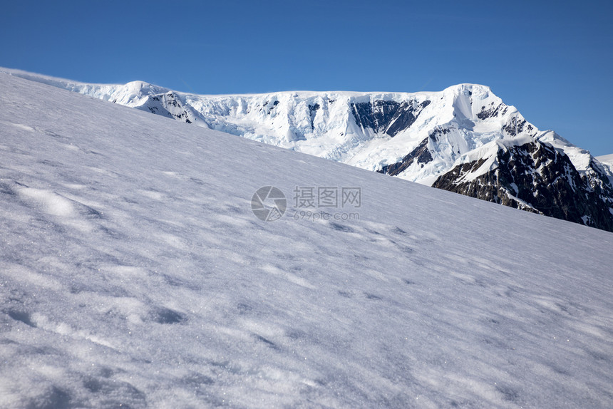 独特冷冻正面雪和冰覆盖的田地着冰雪在川覆盖的山前为文字空间提供图片
