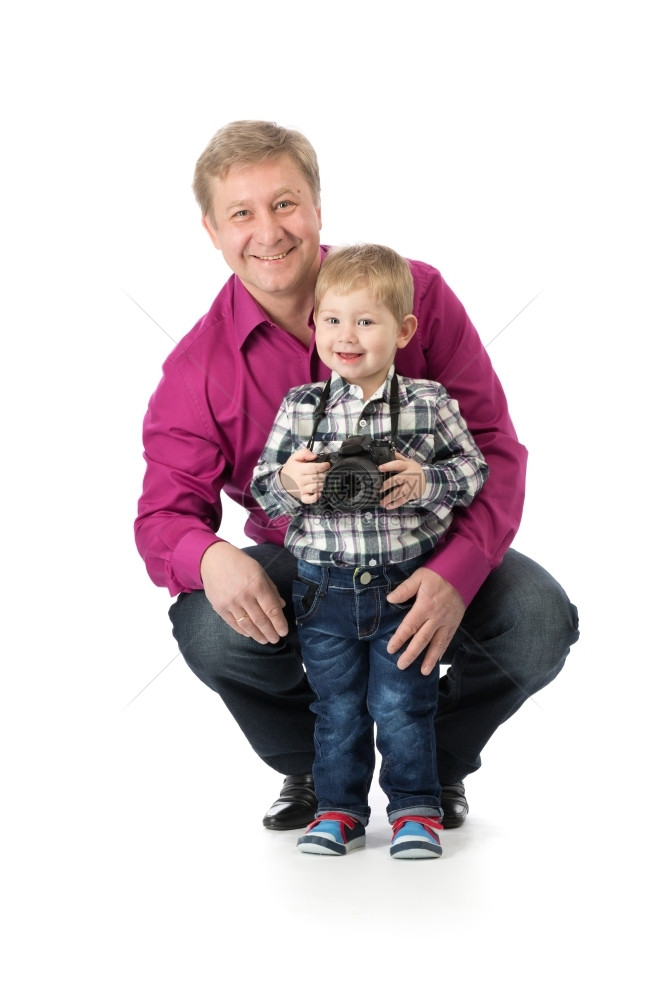 在室内爸和他儿子还有一部摄影机白色的孤立片英俊肖像图片