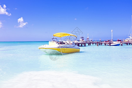 锚定奢华加勒比语阿鲁巴海上的加勒比西海机动游艇图片