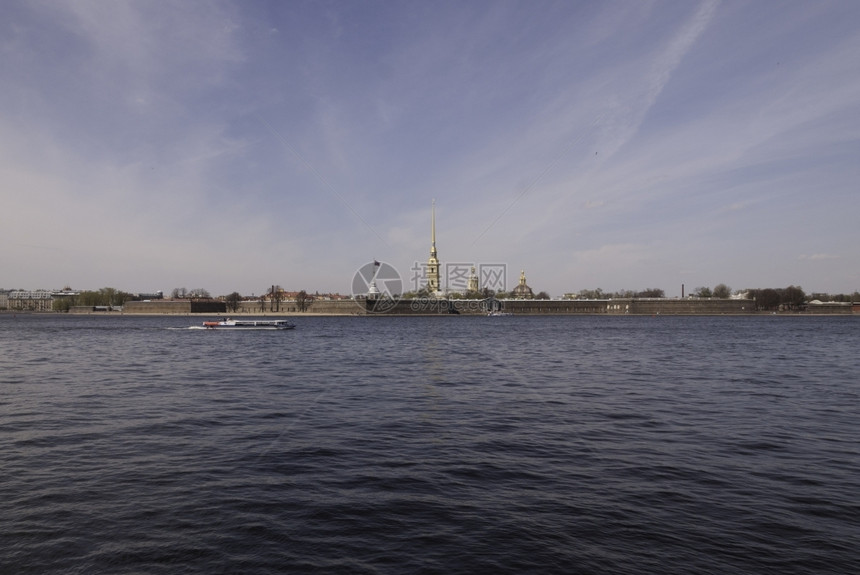 2015年月8日俄罗斯圣彼得堡和保罗堡垒对海滨的观察城市涅瓦河云图片