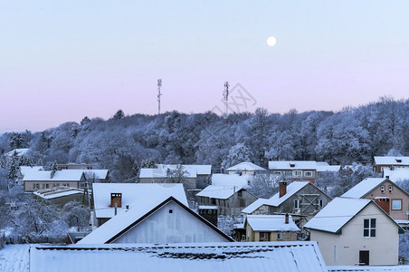 住宅雪中房屋的顶村里房的顶被雪覆盖厚的图片