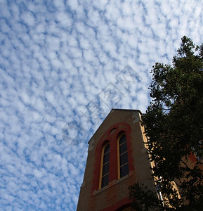 有趣的天气候旧建筑和蓝天空云层中有蓝色天空和趣图案的云层图片