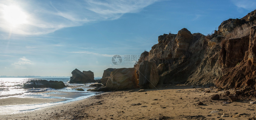 海滨岩石乌克兰敖德萨地区Fontanka村附近海岸的日落乌克兰Sunny秋天海边青口贝图片