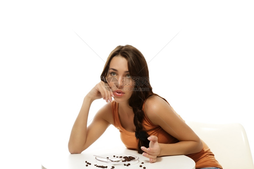 年轻女子在等待她的咖啡年轻女子在白色背景中等待她的咖啡黑发肖像清除图片
