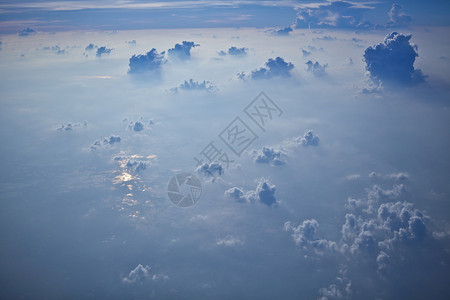 颜色由飞机云形显示的蓝色天空高视图气候象背景图片