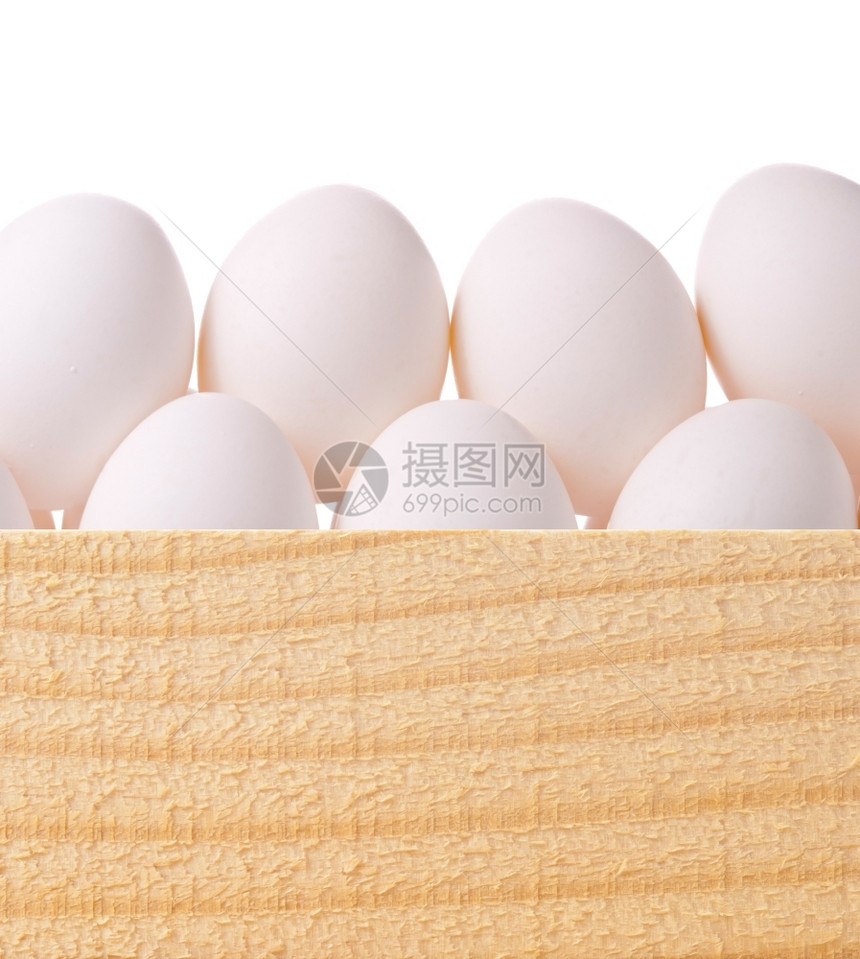 蛋壳贝木制包装中新鲜鸡蛋组的图片