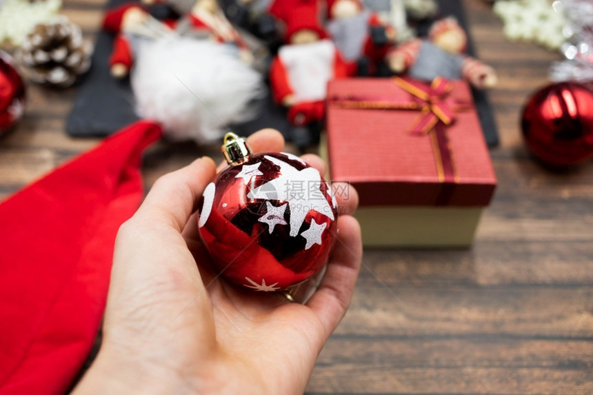 展示领域树持手握着圣诞节装饰品的假日背景图片