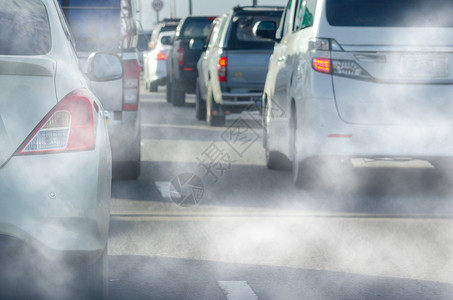 肮脏的烟雾环境公路上交通堵塞市内车辆排气废造成的污染图片