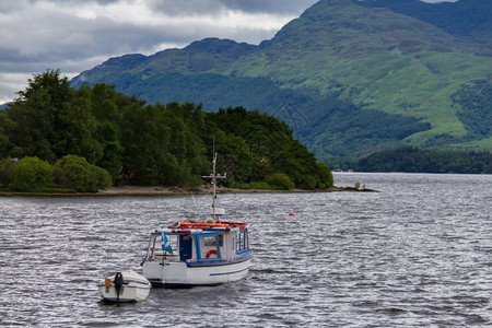 池塘沿海帕利卡拉斯在苏格兰的LochLomond风景中船停在地面前方图片