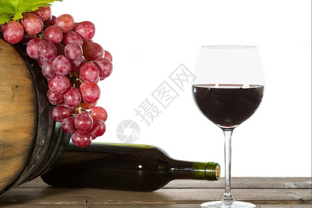 总状花序一杯红酒加些葡萄和橡木桶栽培品酒图片