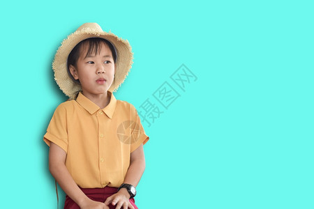 人们稻草蓝色的女孩穿着黄衬衫和蓝底的草帽无拘束地穿着黄色衬衫和草帽图片