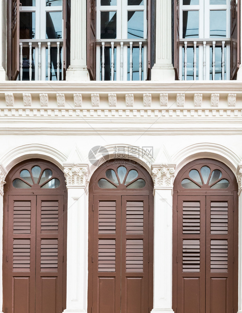 装饰风格欧洲的建筑在商业区用木门盖着欧洲的老图片
