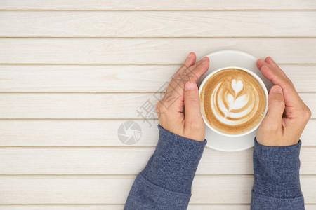 人们穿毛衣的女主人手拿着一杯咖啡上面有写字的空间陶瓷制品女图片