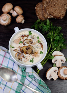 饮食蔬菜奶油汤蘑菇泥和鸡肉片起司图片
