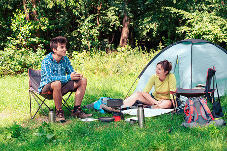 休息烧瓶坐着准备户外午餐下一趟行程规划计在野营上渡假图片