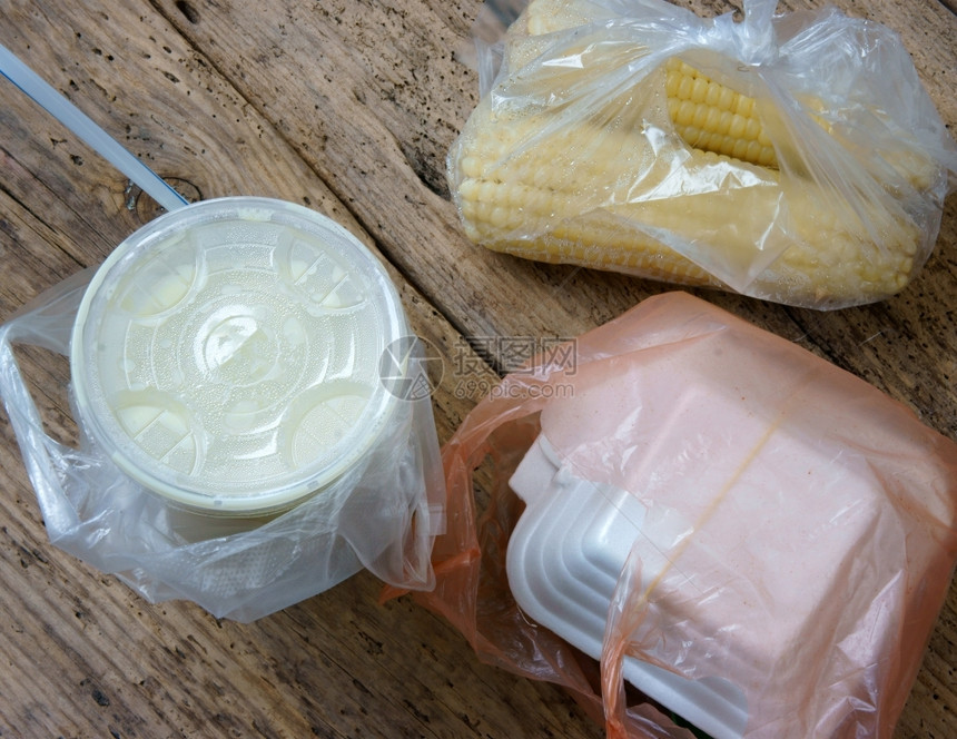 不安全包尼龙袋在塑料回收中使用非常流行但有毒害健康造成环境污染并长期坚持下去的Nylon袋而越南食物用塑料回收袋作为早餐尼龙袋则图片