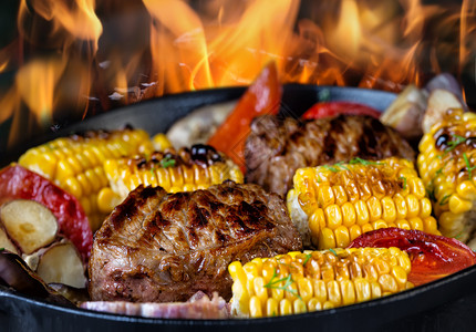 火上玉米和肉桌子餐厅高清图片