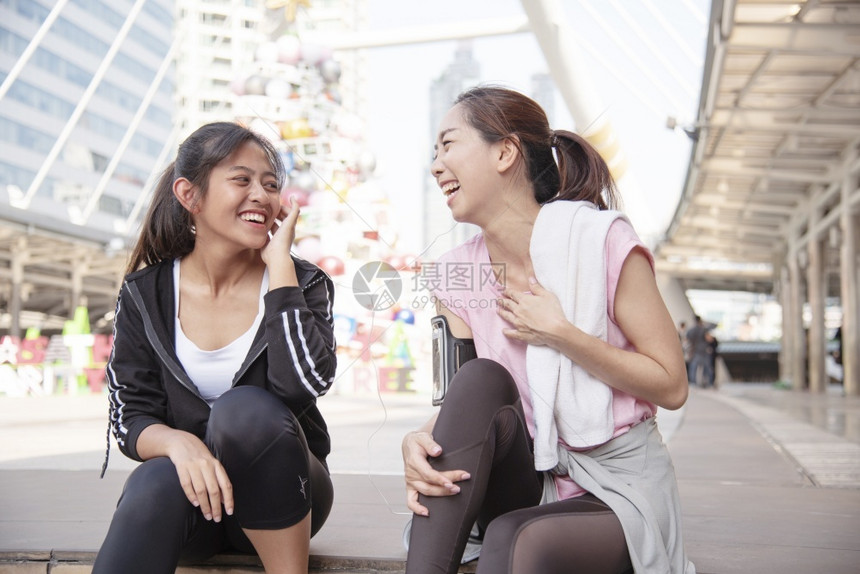 在现代城市运动的妇女穿着健康运动服在青年女子户外健身锻炼练习在阳光明亮媚的外野运动健康的生活方式女概念健康妇女跑桥竞技图片