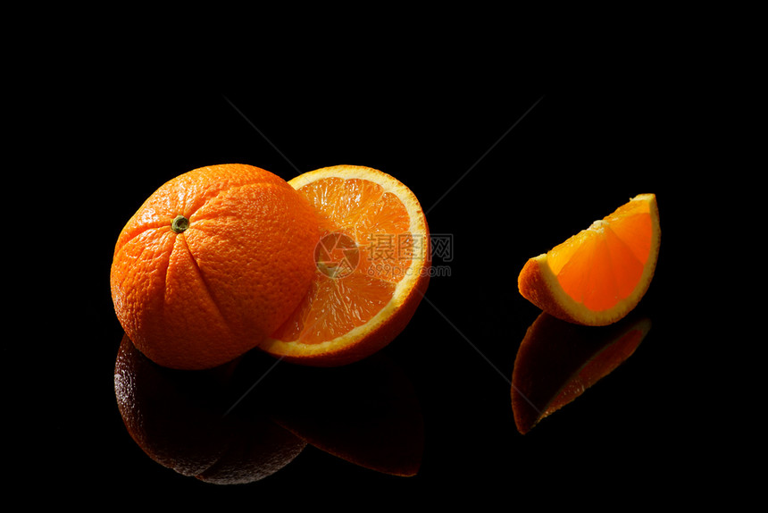 黑木板上切开的橙子图片