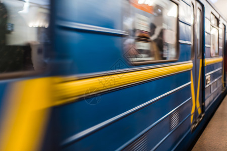 基辅地下大都会列车起动模糊与乘客一起行驶速连科生活技术图片