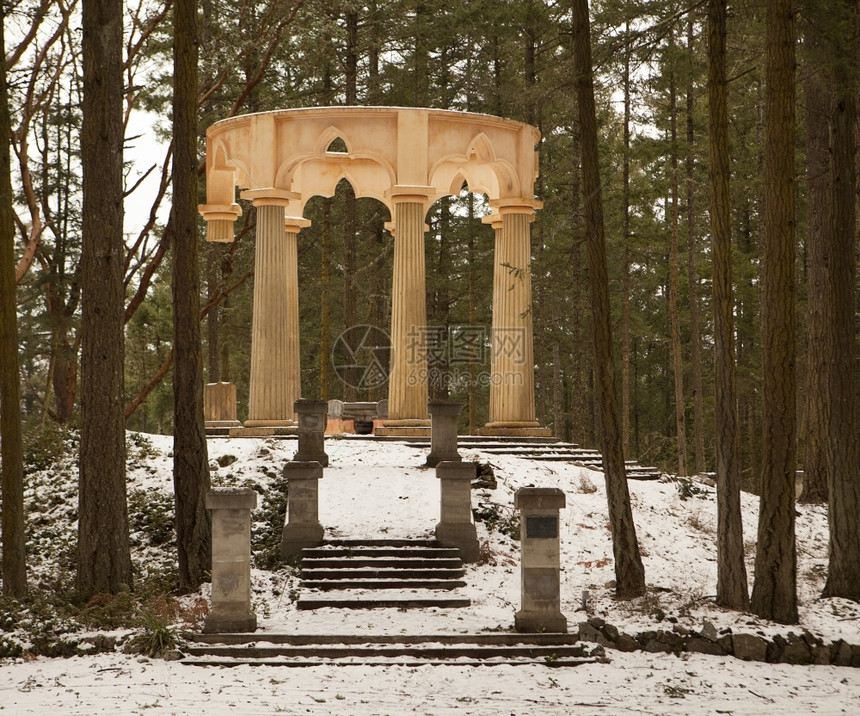 脚步圣胡安岛Roche港附近的AfterglowMausoleum是一座根据Freemason准则在森林中清空时建造的纪念碑粉红图片