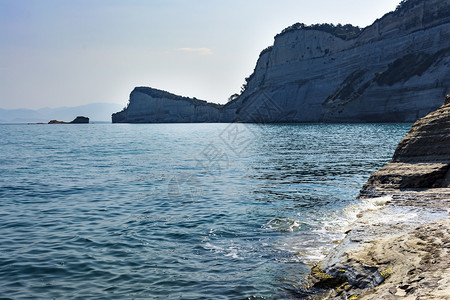 天蓝色空的希腊科孚岛岩石海滩希腊科孚岛的岩石海滩景图片