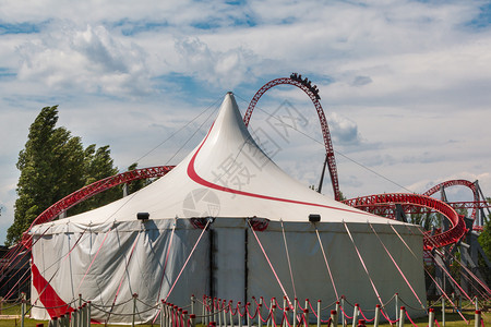 最佳骑娱乐公共游园内的马戏团帐篷和红色过山车公共游乐园内的马戏团帐篷和红色过山车图片
