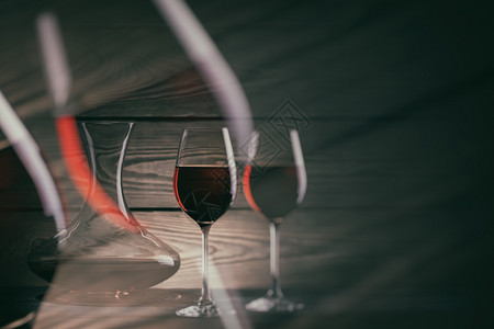 水壶两杯红酒和在黑木背景上脱盐双接触两杯红酒在黑暗背景上脱淡材料玻璃图片