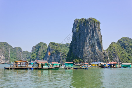 景观蓝色的船越南哈隆湾漂浮的渔村高清图片