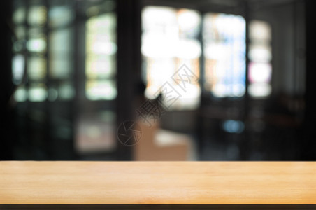 家明亮的空木板桌有模糊的混合咖啡厅背景木头图片