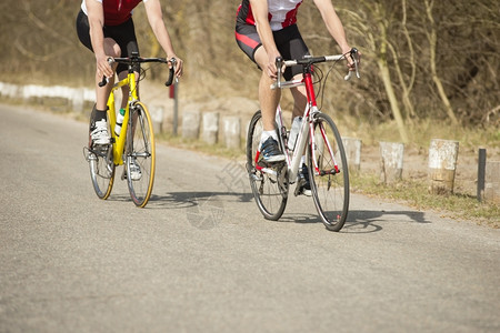 锻炼身体在乡村公路上骑自行车的男运动员人数少男运动员人数少户外活动背景图片