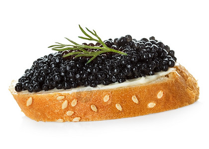 黑鱼子酱在孤立的面包上服役午餐食物黑色的背景