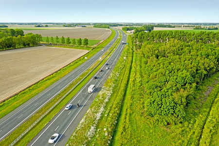 天空从荷兰农村阿尔梅雷附近的A6号公路出发的空中飞机蓝色的结构体图片