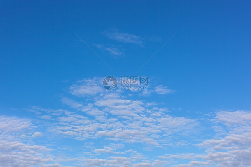湍流喜怒无常蓝天空背景有云蓝色天空密闭白天图片