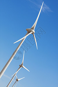 风电场对抗草原天空的风力涡轮机创造绿色能源温室工业的图片
