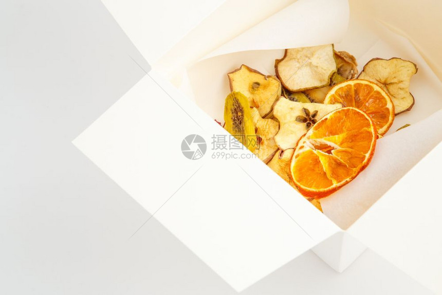 白底墨盒中的干橙香蕉和苹果小吃美味的一顿饭图片