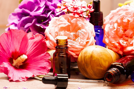 芳香疗法温泉用于芳香治疗的花和几瓶基本油香味图片