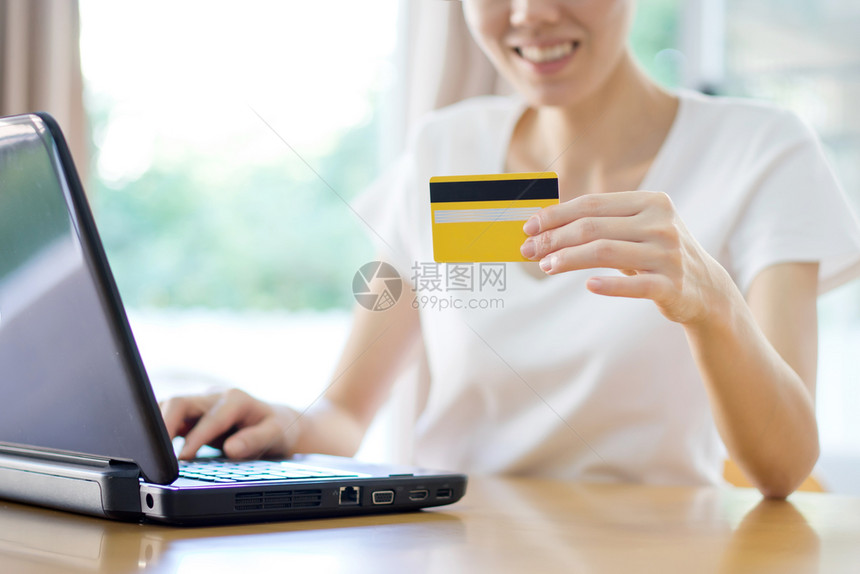 钥匙金融便携的近距离使用笔记本电脑购买信用卡的女在网上购物图片