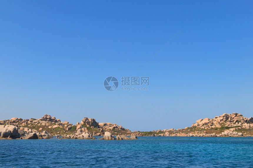 旅游法国科西嘉岛南海岸的岩层和岛屿景观夏天图片