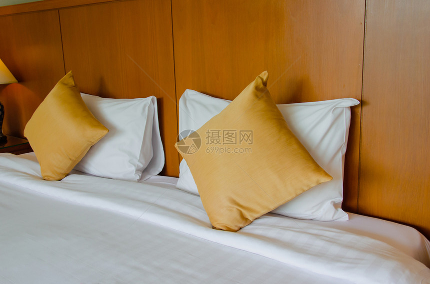 奢华现代卧室的床铺枕头和灯具舒适睡觉图片