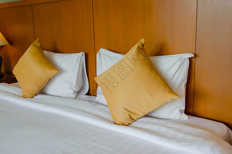 奢华现代卧室的床铺枕头和灯具舒适睡觉图片
