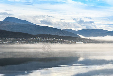 阴霾黎明挪威特罗姆索Tromso湖上美丽的雾薄图片