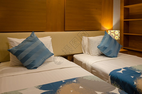 现代的住宅卧室床铺枕头和灯具家图片