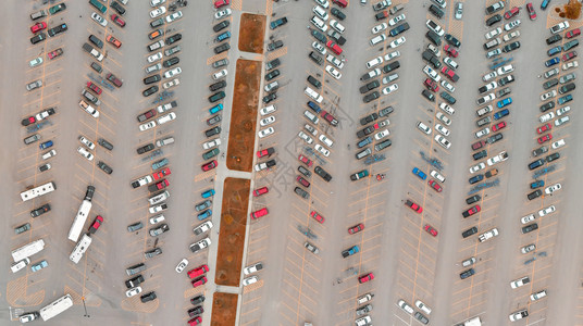 停車處股票排满载汽车的停泊场鸟眼全景图片