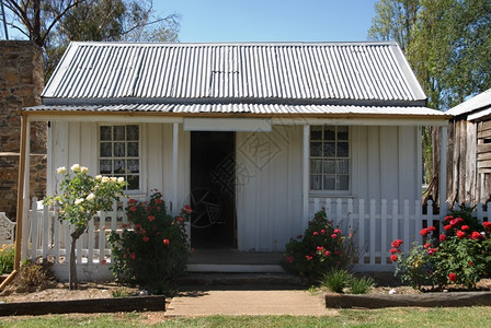 澳大利亚新南威尔士州农村一个老小屋草地顶澳大利亚人图片