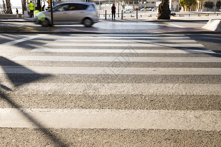 城市注意力象征斑马横行公路安全图片