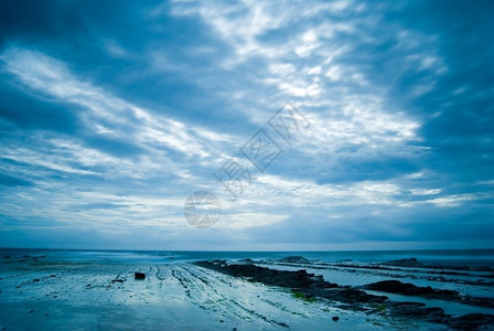 风景浪的落岩海滨东亚洲游客背景图片