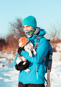 男孩在冬季旅行时抱着狗独自的闲暇青少年图片