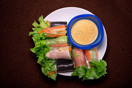 沙拉卷在白色的板上黄瓜传统的素食主义者图片